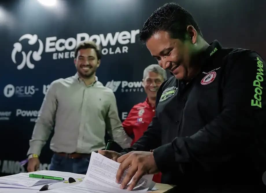 Representantes da EcoPower durante assinatura no evento de Barretos